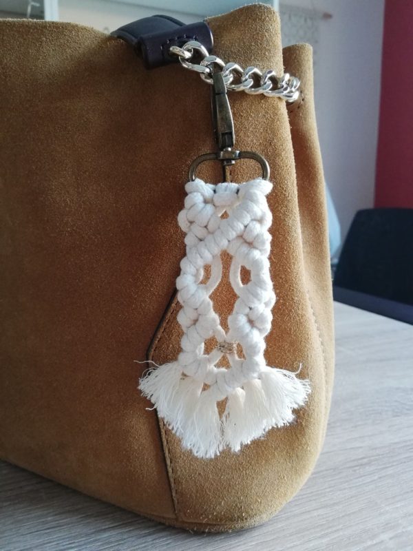 Porte clé/bijoux de sac Macramé corde coton beige mousqueton bronze – Image 2